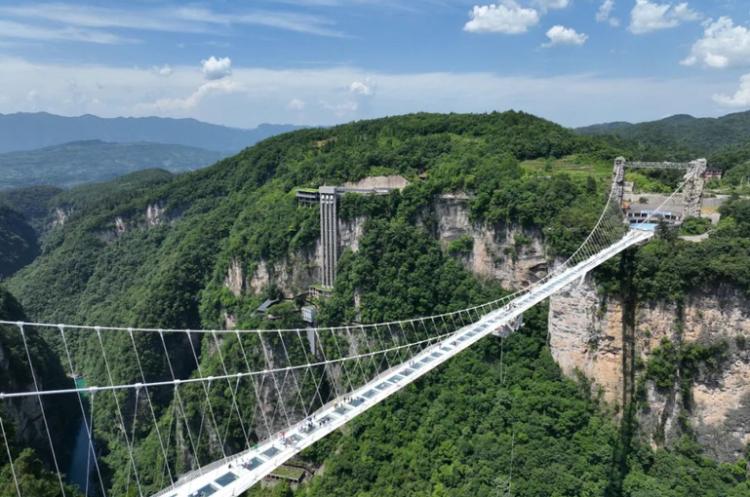 【深度游】&bull;双5A景区+自选玻璃桥or黄龙洞or宝峰湖 &bull;优选携程5钻酒店/民宿自由选择/可升级独栋别墅 带车位/赠百龙天梯单程+VIP优先通道&bull;赠一天行程用车&bull;赠张家界段向导/导游